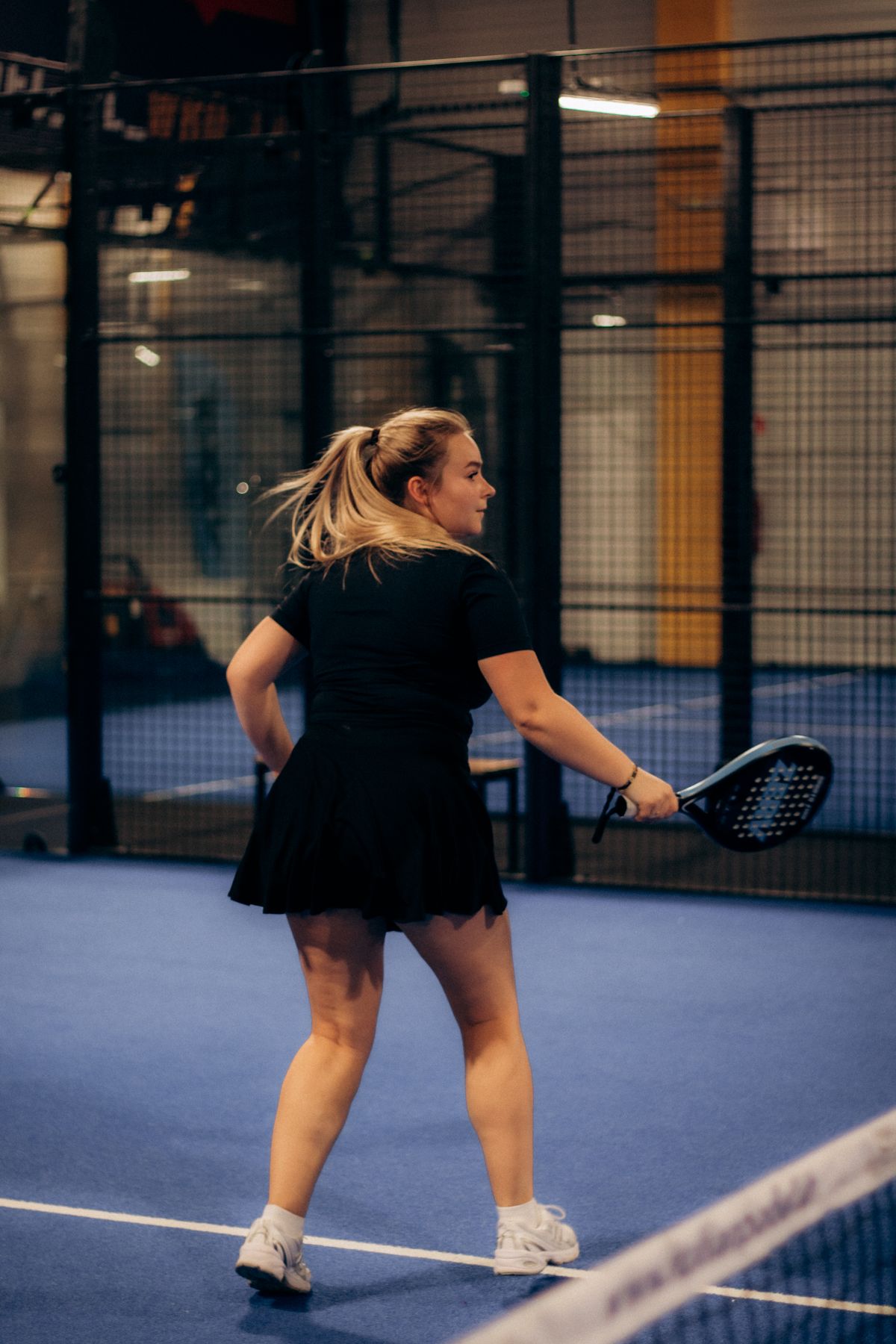 Pemain padel beraksi pada sesi malam